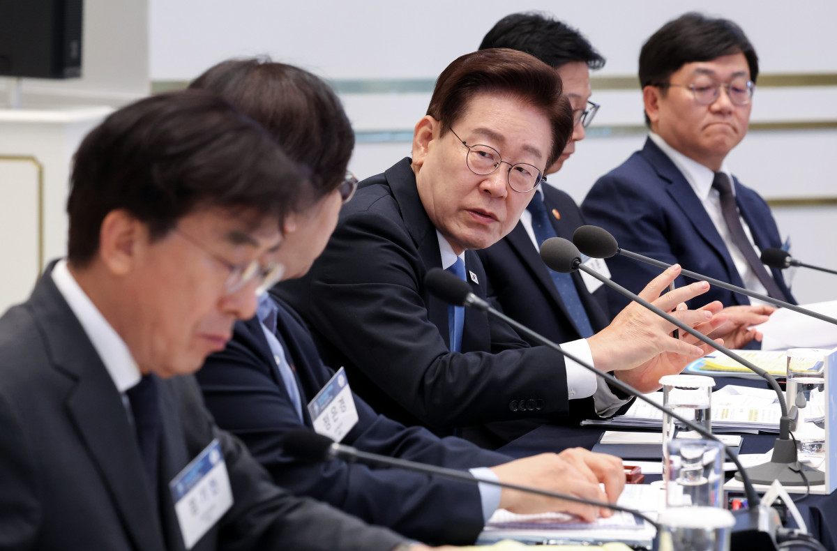 ▲이재명 대통령이 22일 청와대에서 열린 지역·필수·공공의료 간담회에서 정은경 복지부 장관(왼쪽 두번째)에게 질문하고 있다. (연합뉴스)