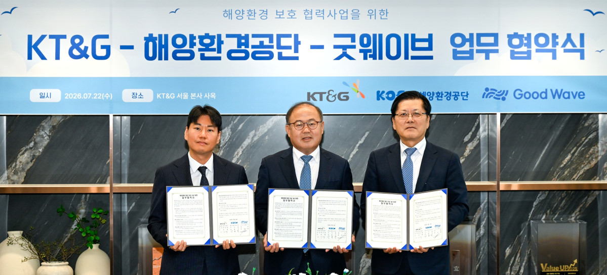 ▲KT&G(사장 방경만)가 23일 해양환경공단, 사단법인 굿웨이브와 함께 업무협약을 체결하고, 해양 환경 보호 활동을 공동으로 추진하기로 했다고 밝혔다. 사진은 전날 협약식 진행 후 이상학 KT&G 수석부사장(가운데)과 강용석 해양환경공단 이사장(오른쪽), 박다함 굿웨이브 대표(왼쪽)가 기념촬영을 하고 있는 모습. (사진제공=KT&G)