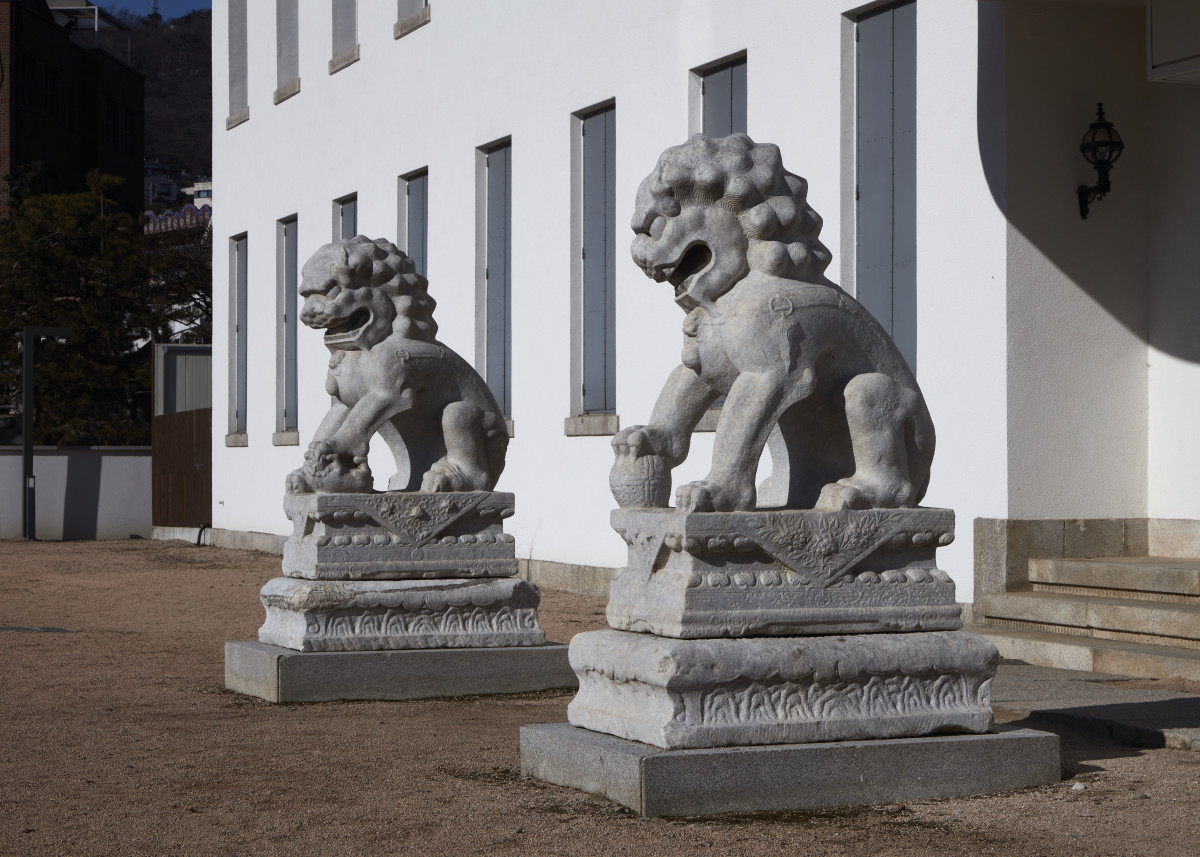▲간송미술관 보화각 정문에 배치된 석사자상 한 쌍 (국중박)