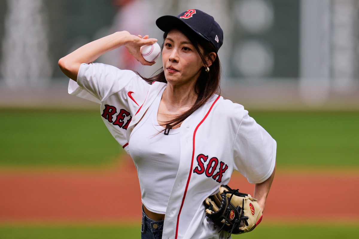 ▲MLB 보스턴-볼티모어 더블헤더 1차전서 시구하는 배우 하지원. (AP연합뉴스)