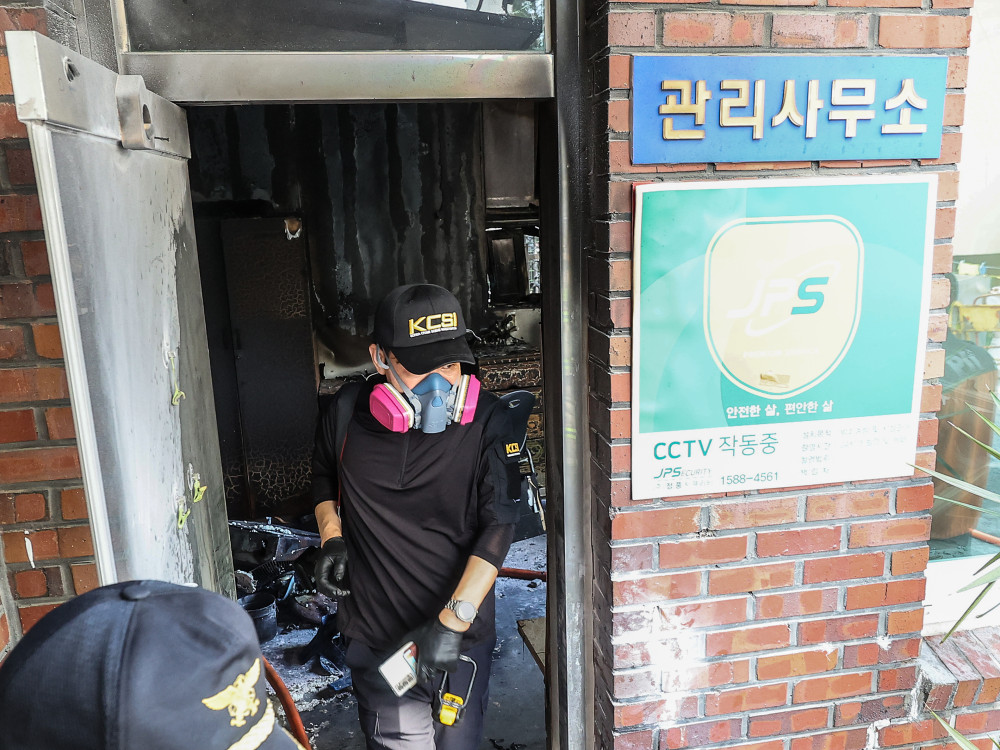 ▲23일 오전 8시 29분께 경북 경산시 사동 한 아파트 관리실 안에서 폭발 추정 사고가 난 가운데 당국이 화재 현장을 살펴보고 있다. (연합뉴스)
