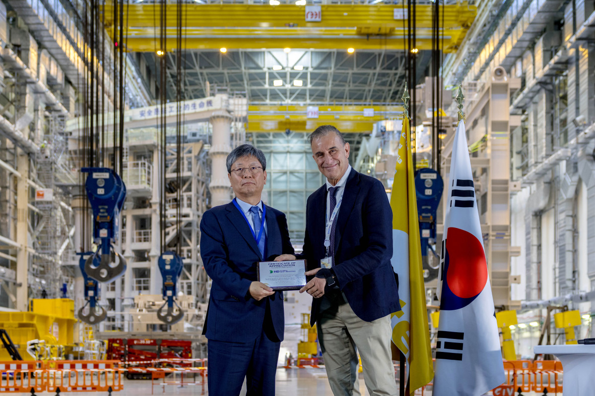 ▲22일 프랑스 남부 카다라슈에서 열린 ‘KOREA-ITER 퓨전 데이’ 행사에서 원광식 HD현대중공업 부사장(왼쪽)이 피에트로 바라바쉬(Pietro Barabaschi) ITER 사무총장(오른쪽)으로부터 감사패를 받았다. (HD현대중공업)