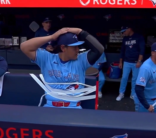 ▲벤치에 묶인 오카모토. (출처=MLB 공식 SNS 캡처)