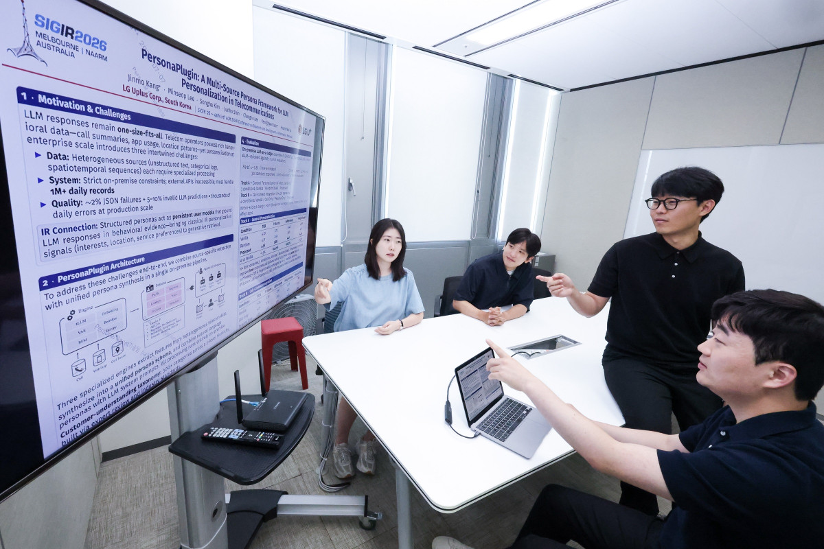 ▲LG유플러스가 자체 개발한 차세대 개인화 인공지능(AI) 기술 ‘퍼스널 인텔리전스(Personal Intelligence)’ 관련 논문이 국제 학술대회 ‘SIGIR 2026’에서 채택됐다. 사진은 이번 논문 집필에 참여한 LG유플러스 구성원들. (사진제공=LG유플러스)