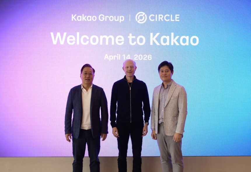 ▲(사진 왼쪽부터)윤호영 카카오뱅크 대표와 제레미 알레어 서클 CEO, 신원근 카카오페이 대표가 지난 4월 경기도 판교 카카오페이 오피스에서 기념사진을 촬영하고 있다 (사진제공=카카오)