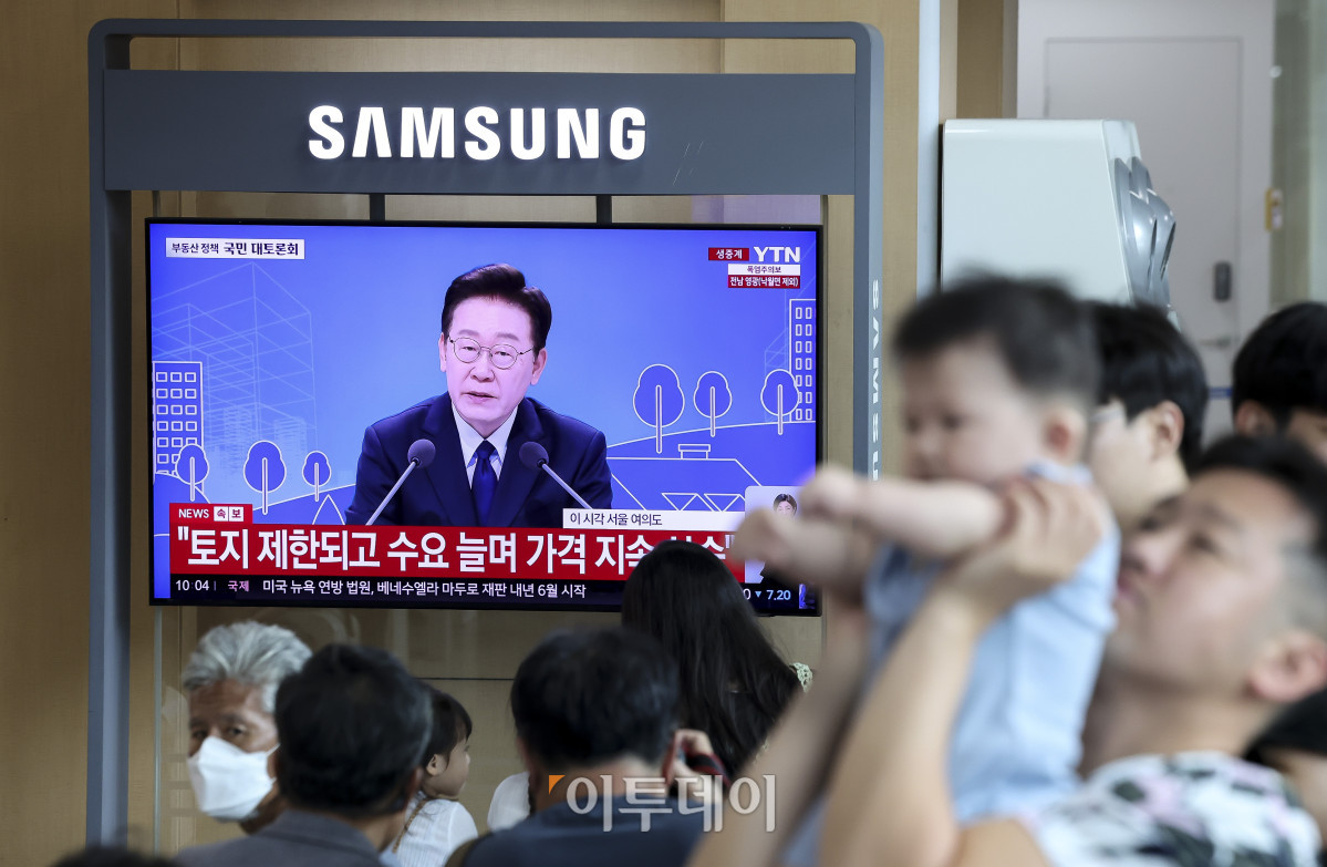 ▲23일 서울 용산구 서울역 대합실에 '부동산정책 국민 대토론회'가 생중계 되고 있다. 이날 이재명 대통령은 부동산 관련 대규모 토론회를 열고 국민들과 부동산 정책 방향을 논의한다. 정부는 이날 토론 결과를 최종 세제 개편안에 반영해 이르면 이달 말께 발표할 것으로 보인다. 고성준 기자 joonko1@