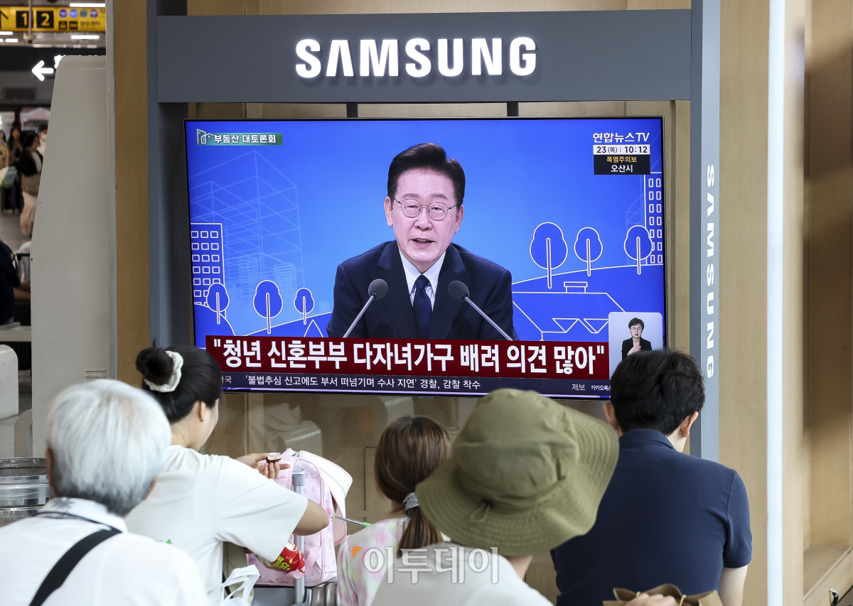 ▲23일 서울 용산구 서울역 대합실에 '부동산정책 국민 대토론회'가 생중계 되고 있다. 이날 이재명 대통령은 부동산 관련 대규모 토론회를 열고 국민들과 부동산 정책 방향을 논의한다. 정부는 이날 토론 결과를 최종 세제 개편안에 반영해 이르면 이달 말께 발표할 것으로 보인다. 고성준 기자 joonko1@