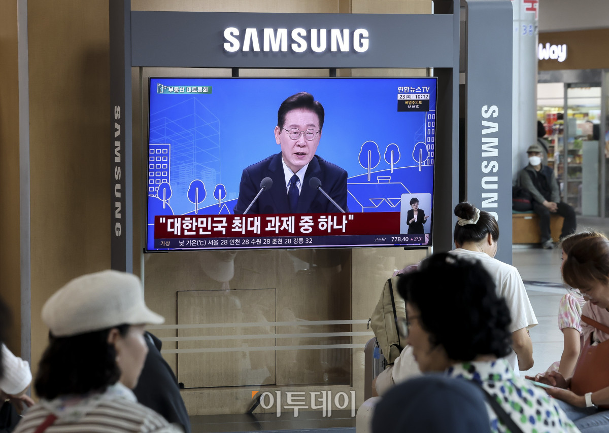▲23일 서울 용산구 서울역 대합실에 '부동산정책 국민 대토론회'가 생중계 되고 있다. 이날 이재명 대통령은 부동산 관련 대규모 토론회를 열고 국민들과 부동산 정책 방향을 논의한다. 정부는 이날 토론 결과를 최종 세제 개편안에 반영해 이르면 이달 말께 발표할 것으로 보인다. 고성준 기자 joonko1@