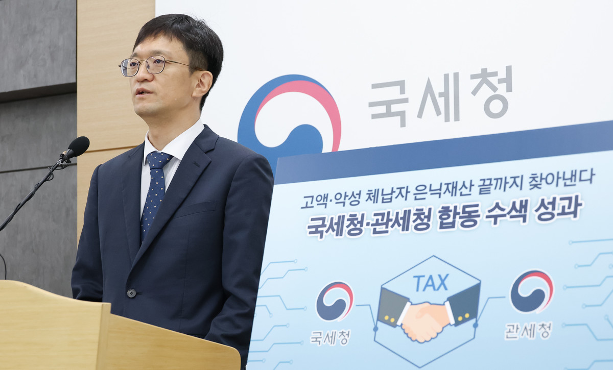 ▲강종훈 국세청 징세법무국장이 23일 정부세종청사에서 국세·관세 동시 체납자 16명을 관세청과 합동수색해 총 13억원 상당의 은닉재산을 압류한 건에 대한 브리핑을 하고 있다. (사진제공=국세청)