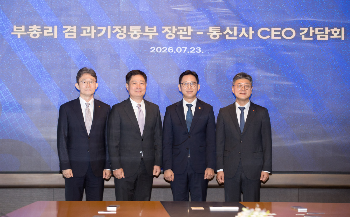 ▲배경훈 부총리 겸 과학기술정보통신부 장관이 23일 오전 서울 중구 SKT타워에서 열린'통신3사 CEO 간담회' 에서 기념촬영을 하고 있다. 왼쪽부터 박윤영 KT 대표, 홍범식 LG유플러스 대표, 배경훈 부총리, 정재헌 SK텔레콤 대표. (사진제공=과기정통부)