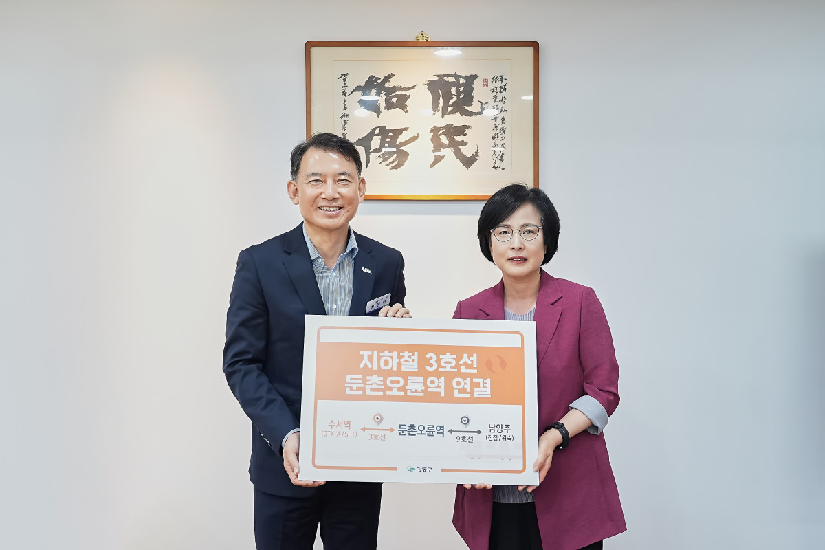▲최현덕 남양주 시장과 면담을 위해 남양주시청을 방문해 기념 촬영을 하는 이수희 강동구청장(오른쪽) (사진 제공 = 서울특별시 강동구)