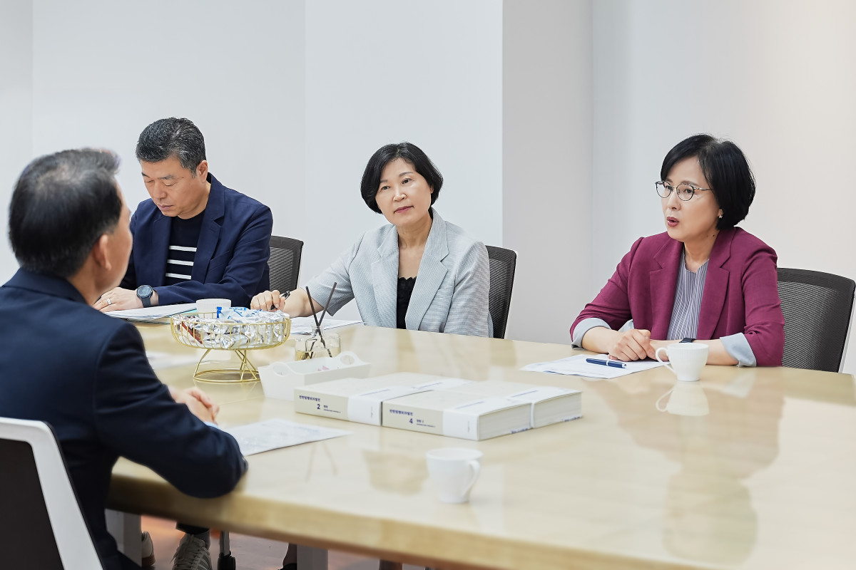 ▲남양주시청을 방문해 최현덕 남양주 시장과 간담회를 하는 이수희 강동구청장(오른쪽 첫 번째) (사진 제공 = 서울특별시 강동구)