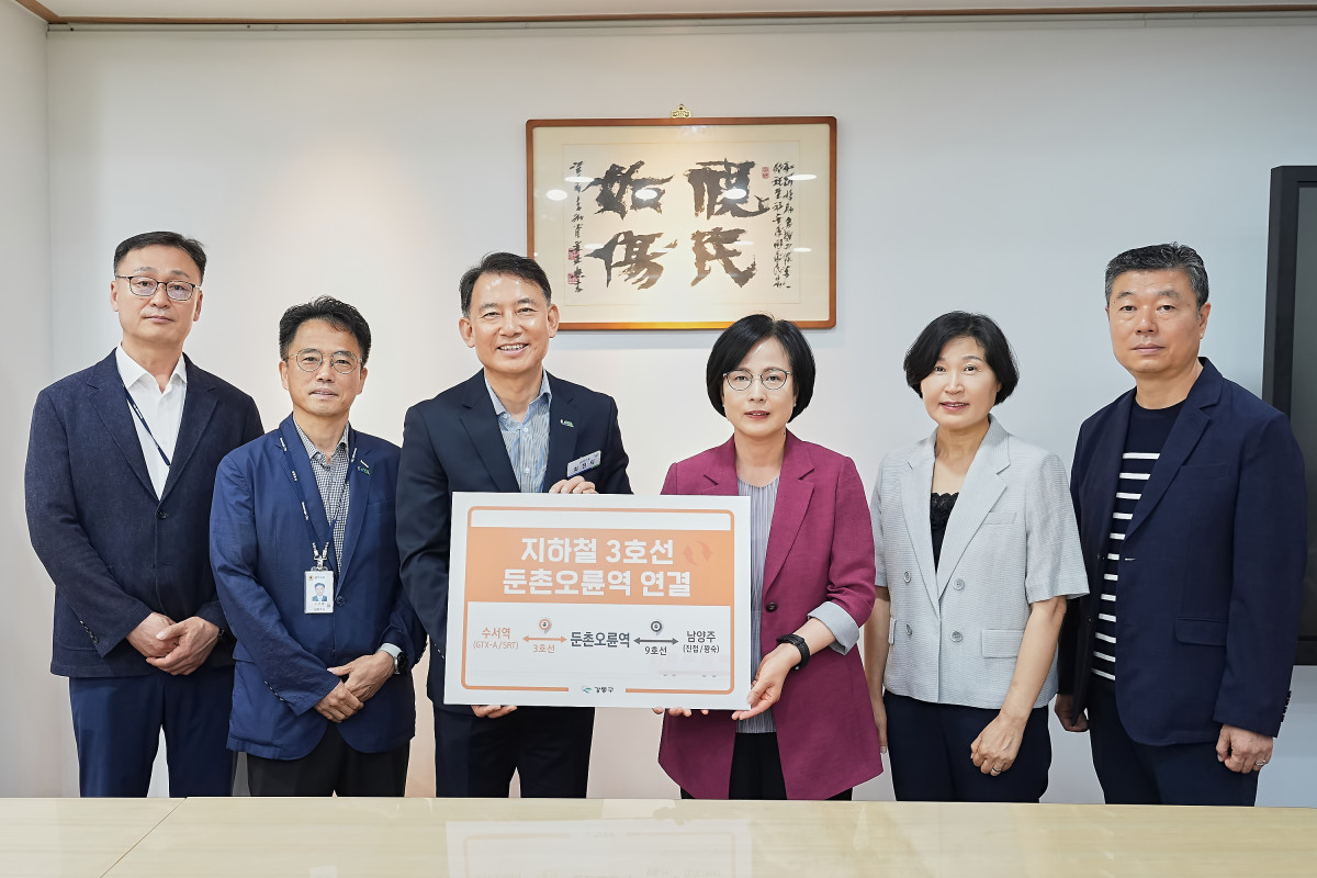 ▲최현덕 남양주 시장과 면담을 위해 남양주시청을 방문해 기념 촬영을 하는 이수희 강동구청장(오른쪽 세 번째) (사진 제공 = 서울특별시 강동구)