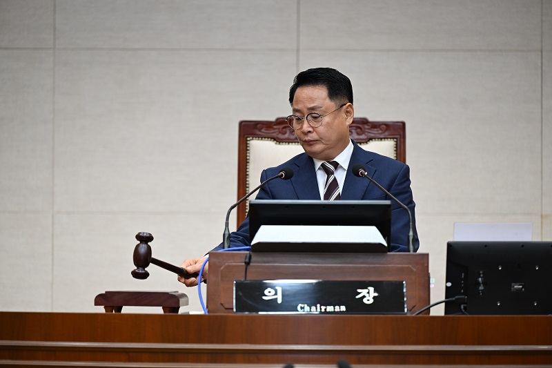 ▲성중기 완주군의회 의장이 23일 제302회 임시회 제2차 본회의를 주재하고 있다. (사진제공=완주군의회)