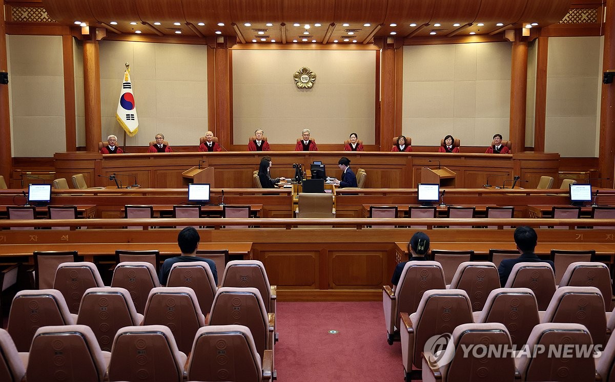 ▲23일 서울 종로구 헌법재판소 심판정에서 열린 '조작기소 국정조사 계획서 강행처리' 권한쟁의 사건 등의 선고를 위해 김상환 헌법재판소장을 비롯한 헌법재판관들이 착석해 있다. (연합뉴스)