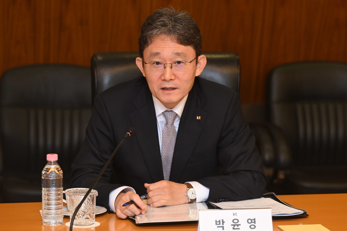 ▲박윤영 KT 대표가 23일 서울 중구 SKT타워에서 열린 배경훈 부총리 겸 과학기술정보통신부 장관-이동통신 3사 CEO 간담회에서 발언하고 있다. (뉴시스)