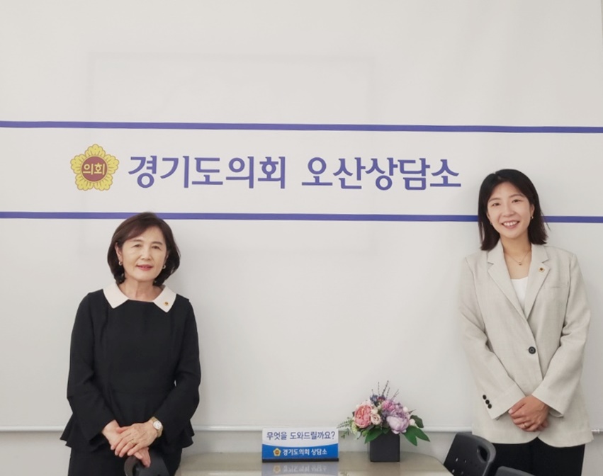 ▲김영희(왼쪽) 경기도의회 교육기획위원회 부위원장과 전예슬 문화체육관광위원회 의원이 경기도의회 오산상담소에서 제12대 의정활동 방향을 밝히고 있다. 두 의원은 교육과 문화를 축으로 시민이 체감하는 변화를 만들겠다고 약속했다. (경기도의회)