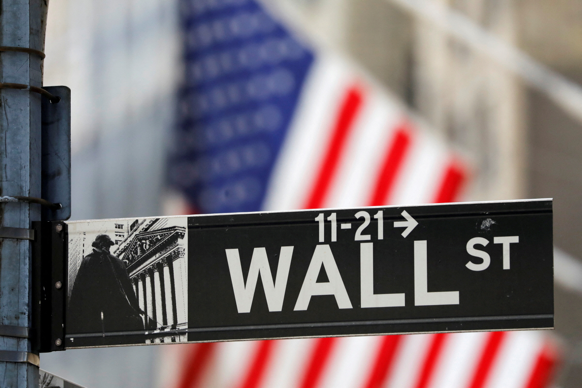 ▲미국 뉴욕 뉴욕증권거래소(NYSE) 밖에서 월가를 가리키는 도로 표지판이 보인다. (뉴욕/로이터연합뉴스)