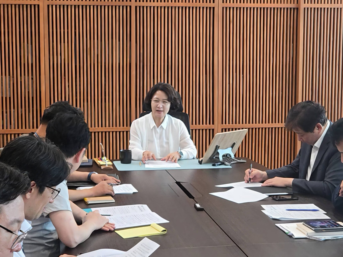▲추미애 경기도지사가 경기도청 집무실에서 경기미래투자공사 관련 회의를 주재하며 발언하고 있다. 추 지사는 23일 자신의 페이스북을 통해 10월 초순까지 반도체 거점 8개 시와 광주시를 포함한 업무협약을 마치겠다고 밝혔다. (추미애 경기도지사 페이스북)