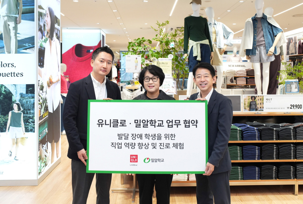 ▲이달 22일 유니클로 명동 글로벌 플래그십 스토어에서 열린 업무 협약식에 참석한 쿠와하라 타카오(사진 오른쪽) 공동대표, 최우제(사진 왼쪽) 에프알엘코리아 공동대표, 밀알학교 홍재은 교장이 기념촬영을 하고 있다. (사진제공=에프알엘코리아)