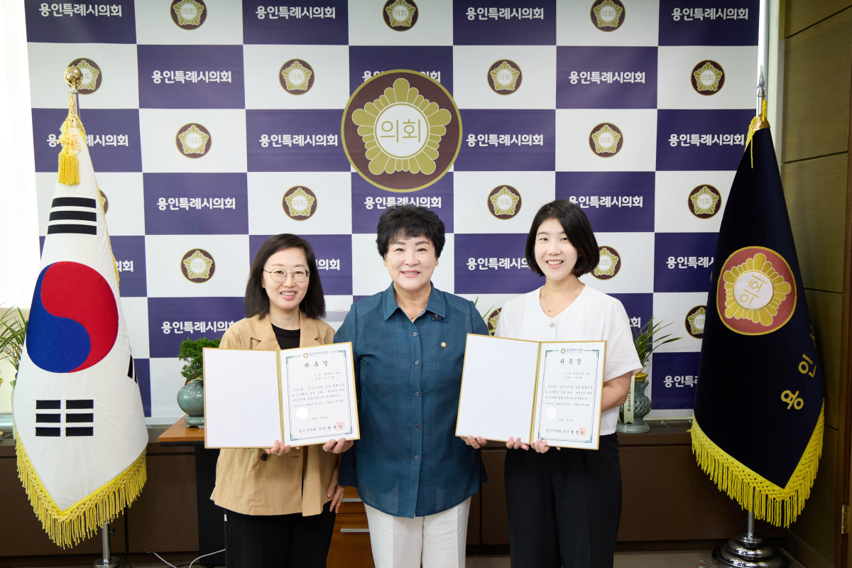 ▲장정순 용인특례시의회 의장(가운데)이 23일 의장실에서 열린 입법·법률고문 위촉식에서 심지현 법무법인 선화 변호사(왼쪽), 이정화 법률사무소 강물 변호사와 함께 기념촬영을 하고 있다. (용인특례시의회)