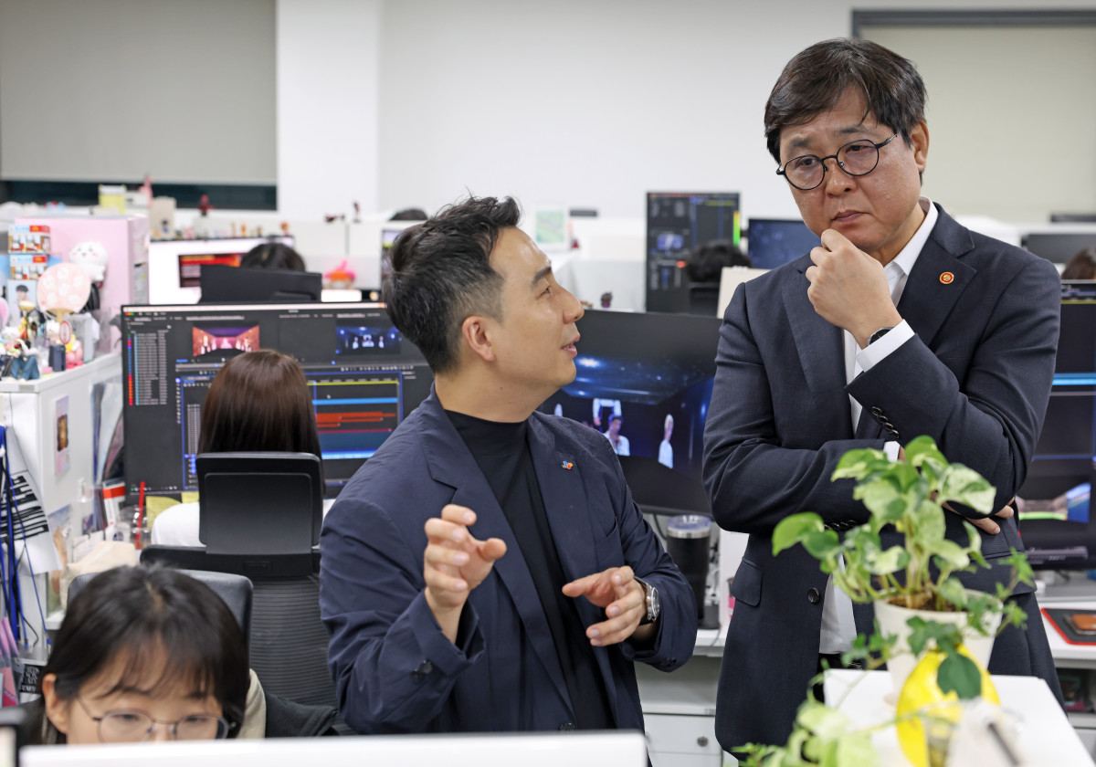 ▲최휘영 문화체육관광부 장관이 23일 서울 마포구에 있는 CJ 4FLEX 현장을 방문해 업계 관계자와 대화를 나누고 있는 모습. (문화체육관광부)