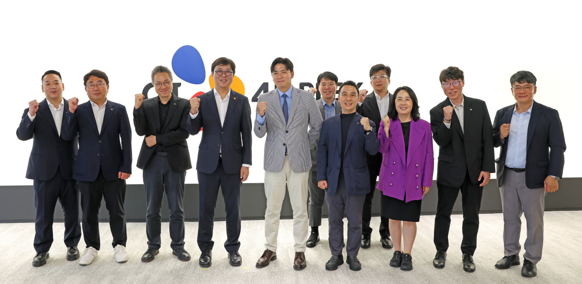 ▲최휘영 문화체육관광부 장관이 23일 한국문화정보원에서 열린 간담회에 참석해 업계 관계자들과 기념 촬영을 하고 있다. (문화체육관광부)