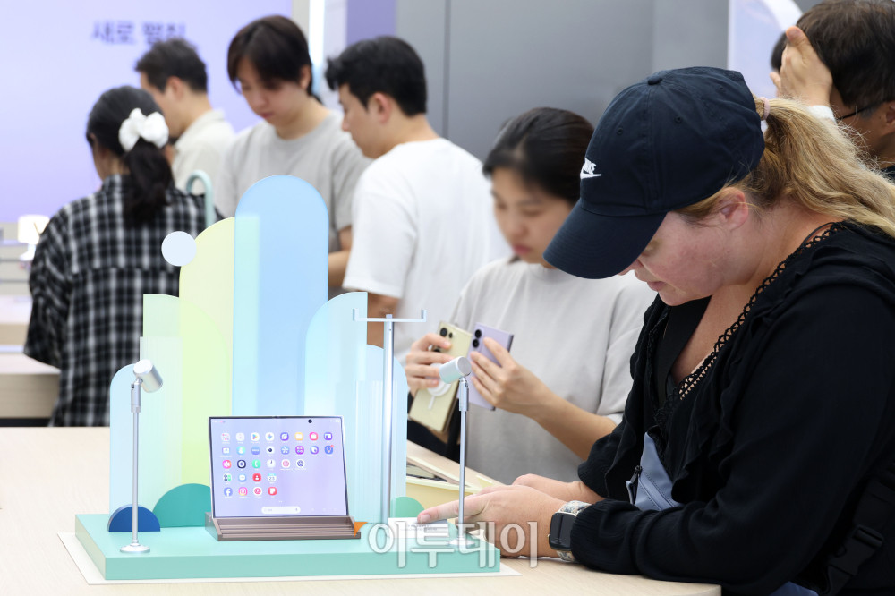 ▲삼성전자가 폴더블 스마트폰 신제품 갤럭시 Z 폴드8 울트라, 갤럭시 Z 폴드8, 갤럭시 Z 플립8을 공개한 가운데 23일 서울 서초구 삼성 강남에 신제품이 전시돼 있다. 신제품은 28일부터 다음 달 3일까지 사전예약을 진행하며, 다음 달 7일 공식 출시된다. 고이란 기자 photoeran@