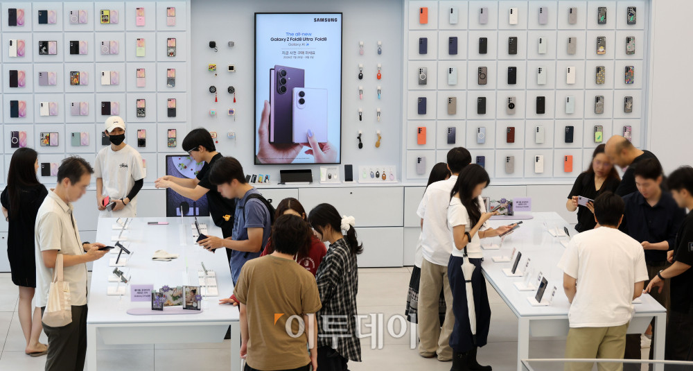 ▲삼성전자가 폴더블 스마트폰 신제품 갤럭시 Z 폴드8 울트라, 갤럭시 Z 폴드8, 갤럭시 Z 플립8을 공개한 가운데 23일 서울 서초구 삼성 강남에 신제품이 전시돼 있다. 신제품은 28일부터 다음 달 3일까지 사전예약을 진행하며, 다음 달 7일 공식 출시된다. 고이란 기자 photoeran@