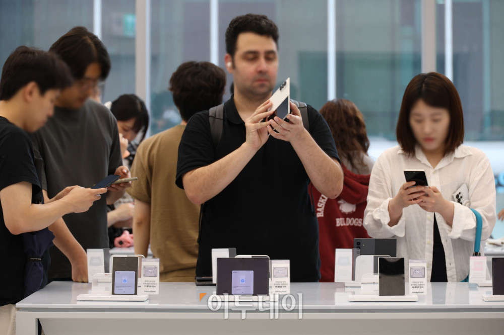 ▲삼성전자가 폴더블 스마트폰 신제품 갤럭시 Z 폴드8 울트라, 갤럭시 Z 폴드8, 갤럭시 Z 플립8을 공개한 가운데 23일 서울 서초구 삼성 강남에 신제품이 전시돼 있다. 신제품은 28일부터 다음 달 3일까지 사전예약을 진행하며, 다음 달 7일 공식 출시된다. 고이란 기자 photoeran@