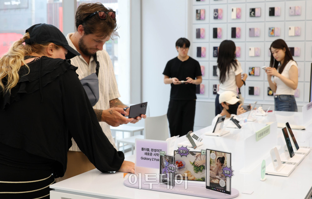 ▲삼성전자가 폴더블 스마트폰 신제품 갤럭시 Z 폴드8 울트라, 갤럭시 Z 폴드8, 갤럭시 Z 플립8을 공개한 가운데 23일 서울 서초구 삼성 강남에 신제품이 전시돼 있다. 신제품은 28일부터 다음 달 3일까지 사전예약을 진행하며, 다음 달 7일 공식 출시된다. 고이란 기자 photoeran@