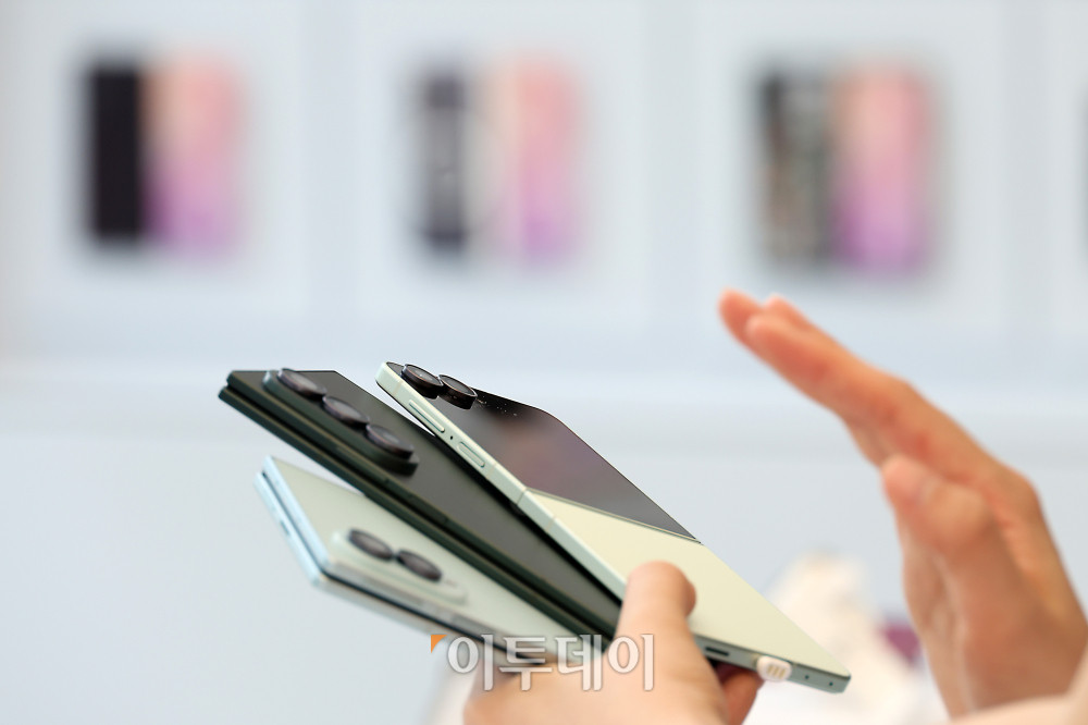 ▲삼성전자가 폴더블 스마트폰 신제품 갤럭시 Z 폴드8 울트라, 갤럭시 Z 폴드8, 갤럭시 Z 플립8을 공개한 가운데 23일 서울 서초구 삼성 강남에 신제품이 전시돼 있다. 신제품은 28일부터 다음 달 3일까지 사전예약을 진행하며, 다음 달 7일 공식 출시된다. 고이란 기자 photoeran@