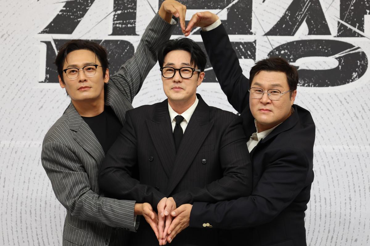▲배우 최대훈(왼쪽부터), 소지섭, 윤경호가 지난달 25일 서울 양천구 목동 SBS사옥에서 열린 새 금토드라마 '김부장' 제작발표회에서 포즈를 취하고 있다. (연합뉴스)