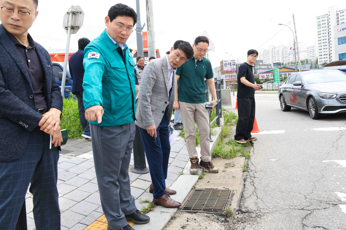 ▲이상일 용인특례시장이 23일 기흥구 보라동 한국민속촌입구삼거리를 찾아 관계 공직자들과 함께 도로 배수 상태를 점검하고 있다. (용인특례시)