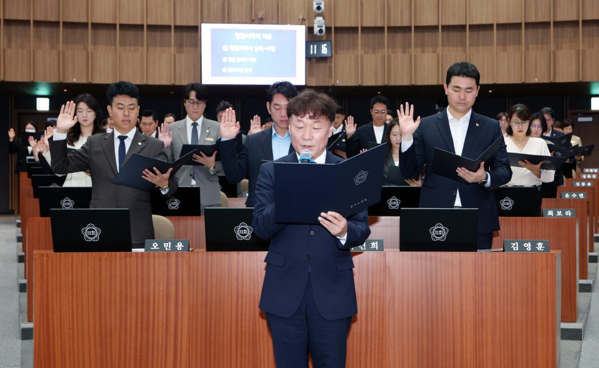 ▲남종섭 경기도의회 의장이 23일 도의회 본회의장에서 열린 '2026년도 청렴도 제고를 위한 청렴서약식'에서 의원들과 함께 청렴서약서를 낭독하고 있다. 도의회는 지난해 국민권익위원회 종합청렴도 하위 등급 결과를 계기로 반부패·청렴 교육을 강화하기로 했다. (경기도의회)