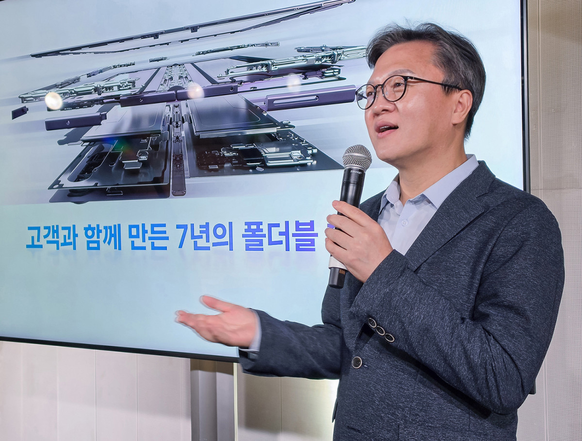 ▲23일(현지시간) 영국 런던에서 삼성전자 MX사업부 하드웨어 담당 문성훈 부사장이 폴더블 하드웨어 혁신에 대해 브리핑하는 모습 (사진=삼성전자)