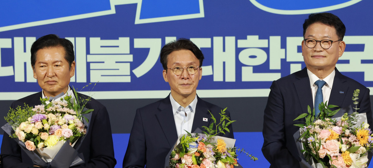 ▲더불어민주당 당 대표 예비경선을 통과한 김민석·정청래·송영길 후보가 23일 국회 의원회관에서 기념 촬영을 준비하고 있다. 2026.7.23 (사진=연합뉴스)