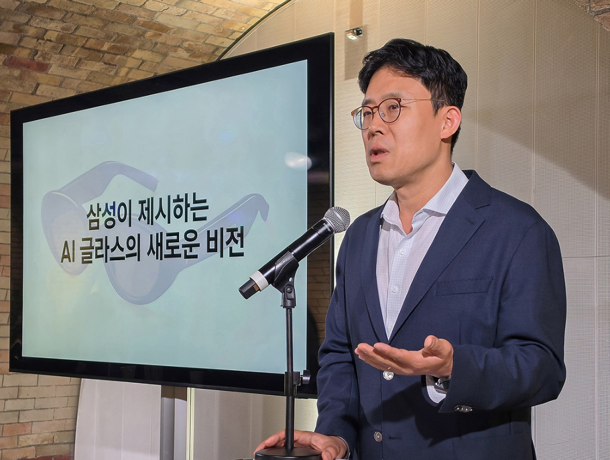 ▲23일(현지시간) 영국 런던에서 삼성전자 MX사업부 XR 개발팀장 최재인 부사장이 인텔리전트 아이웨어에 대해 브리핑하는 모습 (사진=삼성전자)