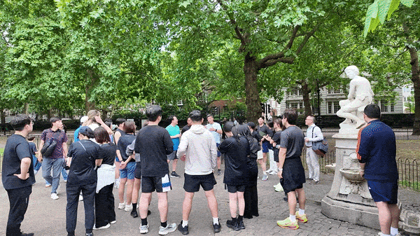 ▲23일(현지시간) 런던 중심부 세인트 제임스 공원(St. James's Park)에서 삼성전자가 마련한 갤럭시 워치 러닝 체험 프로그램에 참가해 직접 2㎞ 코스를 달렸다. 손목에 갤럭시 워치를 착용하고 삼성 헬스에서 목표 거리를 설정한 뒤 출발 버튼을 눌렀다. (사진=삼성전자)