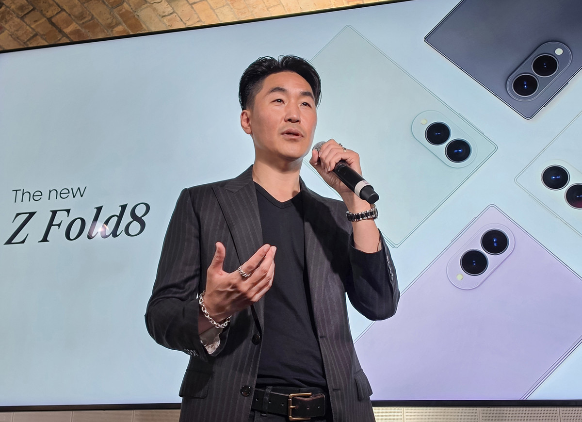 ▲23일(현지시간) 영국 런던에서 열린 갤럭시 디자인 브리핑에서 삼성전자 MX사업부 디자인팀장 이일환 부사장이      갤럭시 디자인의 핵심 가치와 8세대 갤럭시 폴더블 제품과 갤럭시 워치9의 디자인에 대해 소개하고 있다. (사진=삼성전자)