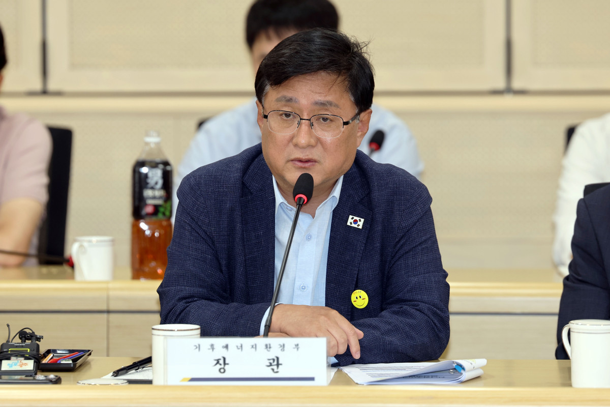 ▲김성환 기후에너지환경부 장관이 16일 오후 전남광주 서구 전남광주통합특별시청을 찾아 호남권 반도체 산단 전력 공급 방안을 논의하고 있다. (연합뉴스)