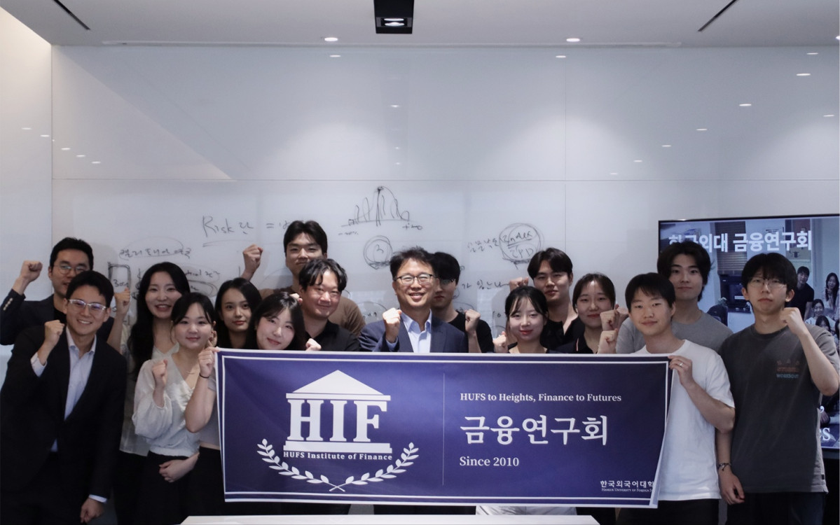 ▲마스턴투자운용 사회공헌추진단의 한국외대 금융연구회 초청 특강 참석자들이 기념촬영을 하고 있다. (사진 제공=마스턴투자운용 브랜드전략팀)