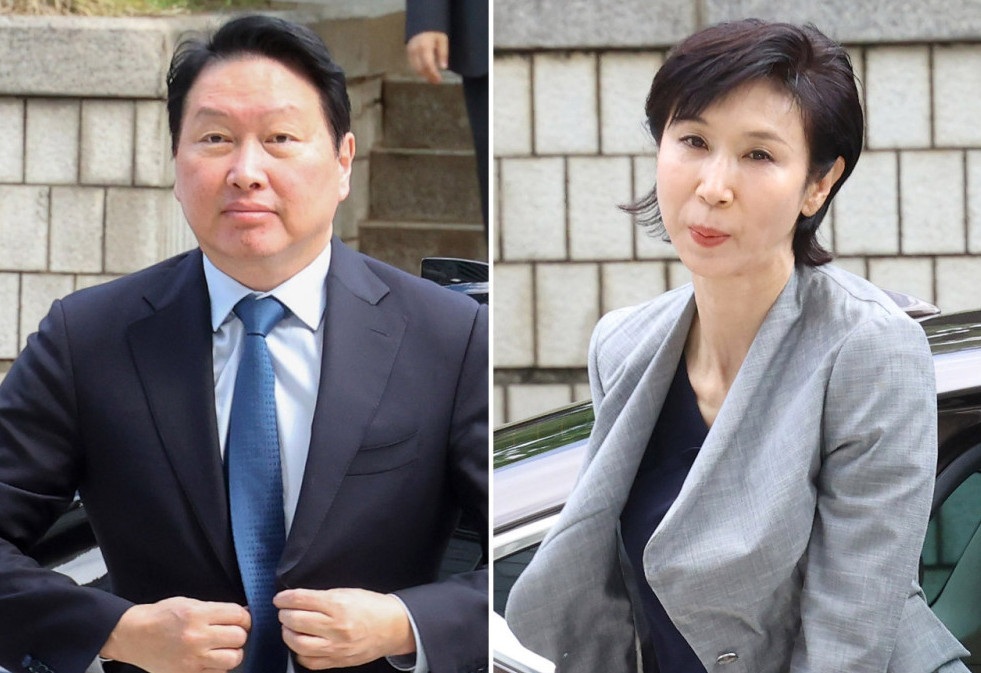 ▲최태원(왼쪽) SK그룹 회장과 노소영 아트센터 나비 관장이 지난달 26일 서초구 서울고등법원에서 열린 재산분할 파기환송심 2차 변론기일에 출석하고 있다. 사진공동취재단. (이투데이DB)