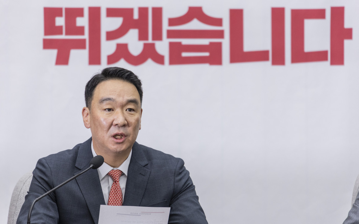 ▲국민의힘 정희용 사무총장이 24일 국회에서 열린 원내대책회의에서 전날 정점식 원내대표에게 당내 의원이 상임위 배정을 둘러싸고 항의하는 과정에 발생한 사태와 관련한 발언을 하고 있다. 정점식 원내대표는 이날 회의에 불참했다. (연합뉴스)