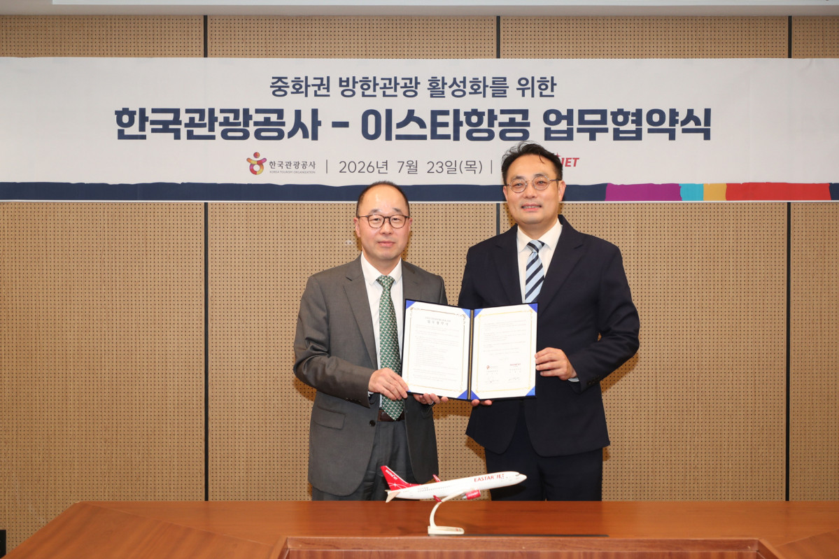 ▲23일 오후 서울 중구에 위치한 한국관광공사 서울센터에서 이경민 이스타항공 커머셜본부장(오른쪽)과 정석인 한국관광공사 국제관광본부장(왼쪽)이 업무 협약(MOU)을 체결하고 기념 사진을 촬영하고 있다. (사진=이스타항공)
