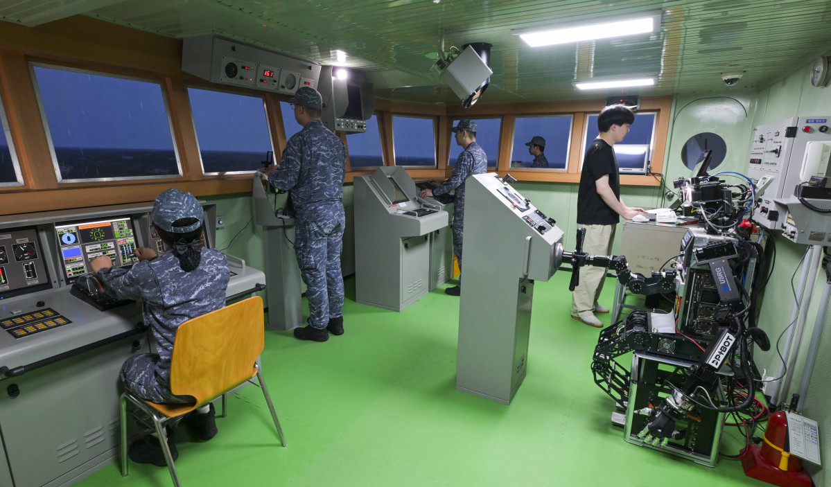 ▲해군이 23일 로봇 승조원 전투실험을 실행했다. (해군)