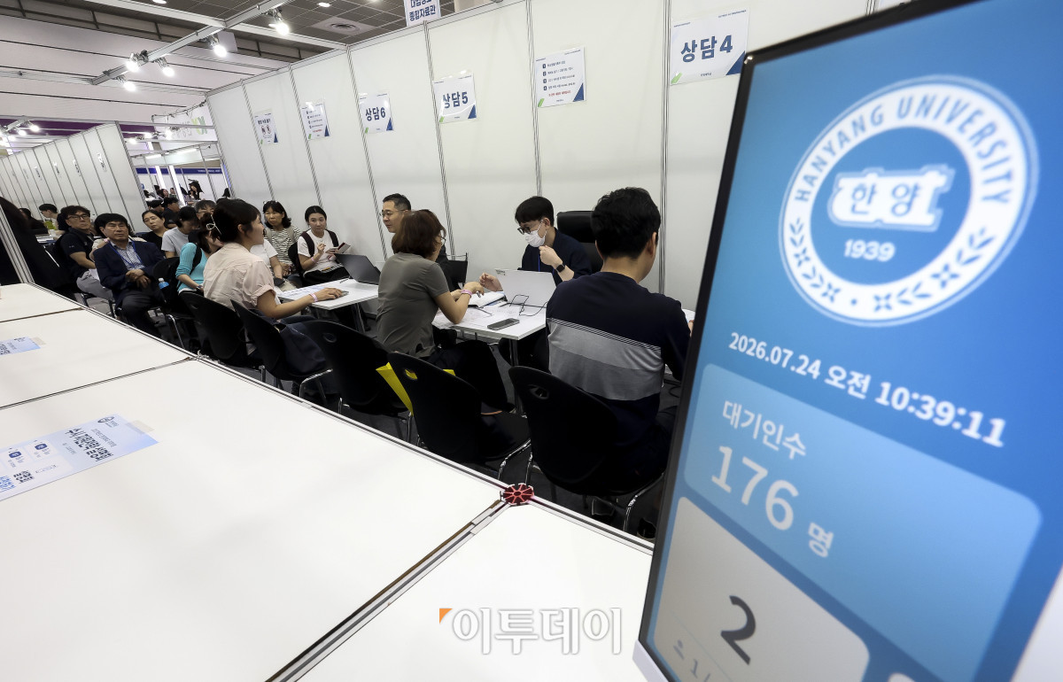▲24일 서울 강남구 코엑스에서 열린 2027학년도 수시 대학입학정보박람회를 찾은 학부모와 학생들이 대학입학 관련 상담을 받고 있다. 이번 박람회는 수도권 주요 대학과 지역 거점 국·공립대 등 전국 150개 대학이 참여한다. 박람회는 오는 25일까지 코엑스 A홀에서 열린다. 고성준 기자 joonko1@