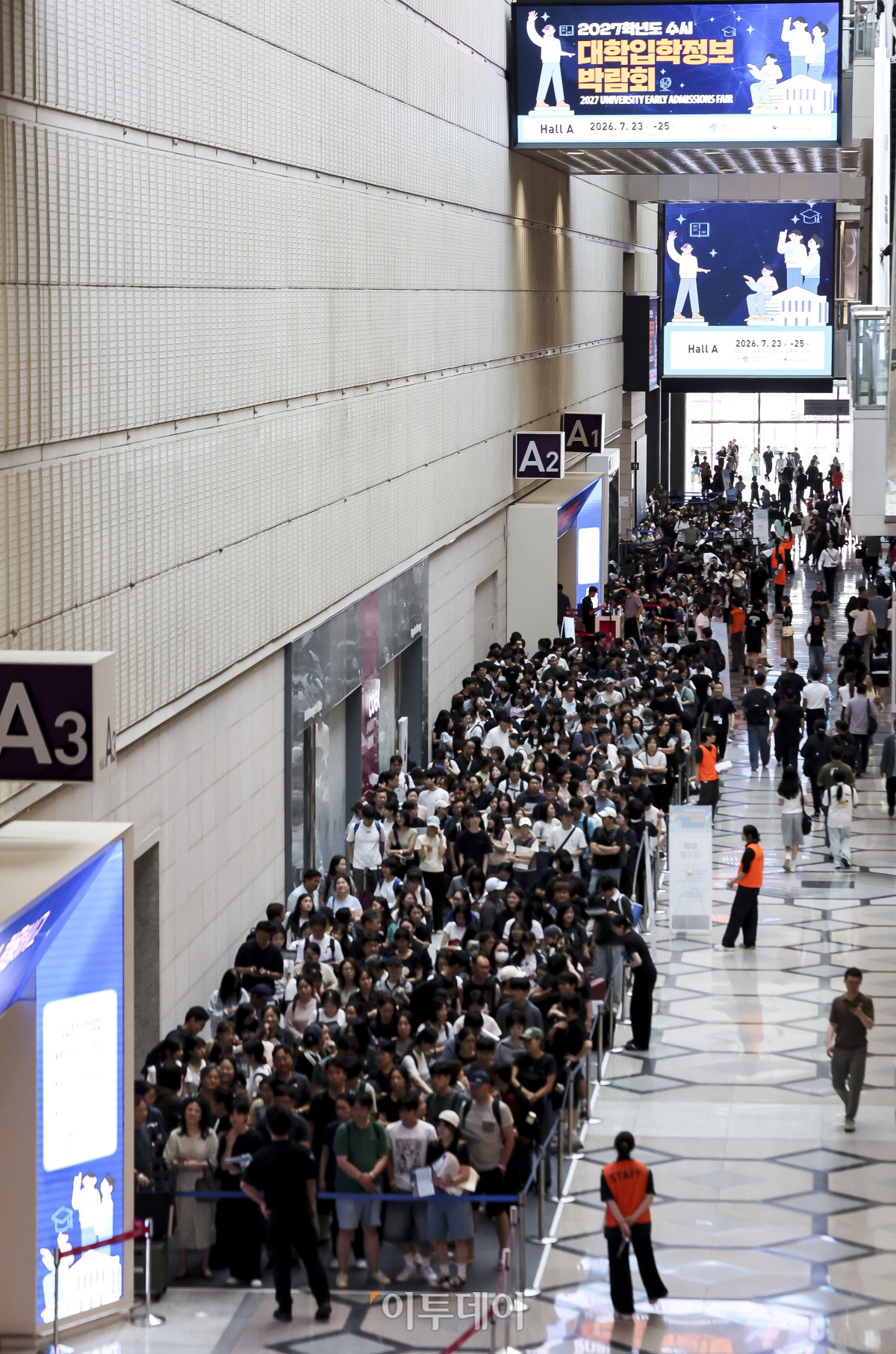 ▲24일 서울 강남구 코엑스에서 열린 2027학년도 수시 대학입학정보박람회를 찾은 학부모와 학생들이 입장하기위해 줄을 서고 있다. 이번 박람회는 수도권 주요 대학과 지역 거점 국·공립대 등 전국 150개 대학이 참여한다. 박람회는 오는 25일까지 코엑스 A홀에서 열린다. 고성준 기자 joonko1@