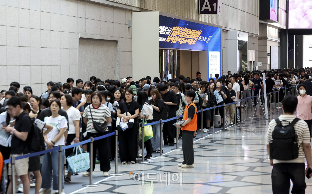 ▲24일 서울 강남구 코엑스에서 열린 2027학년도 수시 대학입학정보박람회를 찾은 학부모와 학생들이 입장하기위해 줄을 서고 있다. 이번 박람회는 수도권 주요 대학과 지역 거점 국·공립대 등 전국 150개 대학이 참여한다. 박람회는 오는 25일까지 코엑스 A홀에서 열린다. 고성준 기자 joonko1@