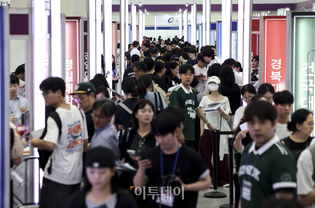 ▲24일 서울 강남구 코엑스에서 열린 2027학년도 수시 대학입학정보박람회를 찾은 학부모와 학생들이 대학입학 관련 상담을 받고 있다. 이번 박람회는 수도권 주요 대학과 지역 거점 국·공립대 등 전국 150개 대학이 참여한다. 박람회는 오는 25일까지 코엑스 A홀에서 열린다. 고성준 기자 joonko1@
